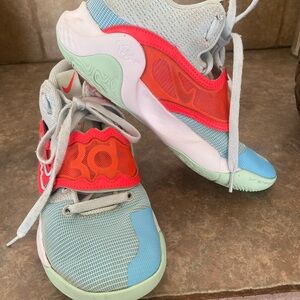Nike KD Trey 5X in the blue chill/ mint foamKids Blue and Red Sneakers size 6.5